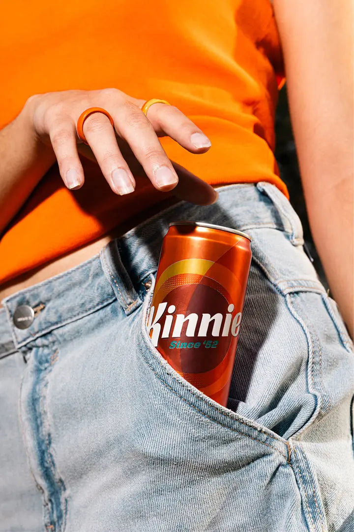 Een blikje Kinnie in een jeanszak